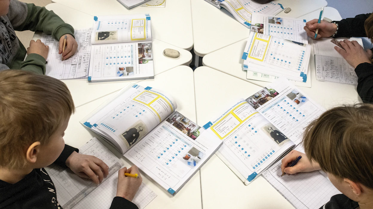 Nivalassa käytettiin rahaa oppimateriaaleihin. Haikaran kyläkoulun kuudesluokkalaiset ratkoivat matematiikan tehtäviä alkuvuodesta.