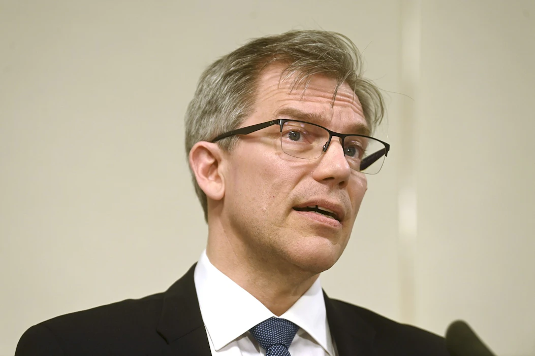 Ylijohtaja Riku Huttunen kertoo, että suunnitteilla on jonkinlainen hyvitys sähkönkäyttäjille. LEHTIKUVA / VESA MOILANEN.