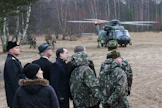 Ruotsin kuningas Kaarle XVI Kustaa tutustumassa Suomen Puolustusvoimain toimintaan Santahaminassa vuonna 2015. Isännöimässä tuolloinen puolustusministeri Carl Haglund.