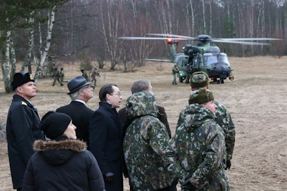 Ruotsin kuningas Kaarle XVI Kustaa tutustumassa Suomen Puolustusvoimain toimintaan Santahaminassa vuonna 2015. Isännöimässä tuolloinen puolustusministeri Carl Haglund.