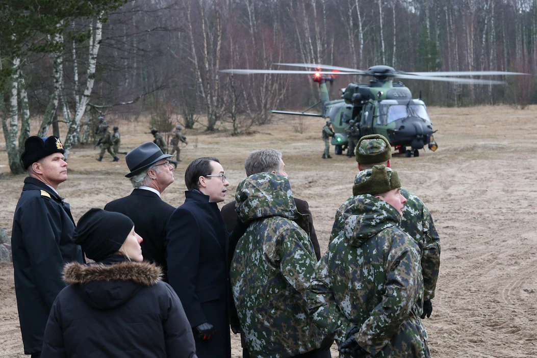 Ruotsin kuningas Kaarle XVI Kustaa tutustumassa Suomen Puolustusvoimain toimintaan Santahaminassa vuonna 2015. Isännöimässä tuolloinen puolustusministeri Carl Haglund.