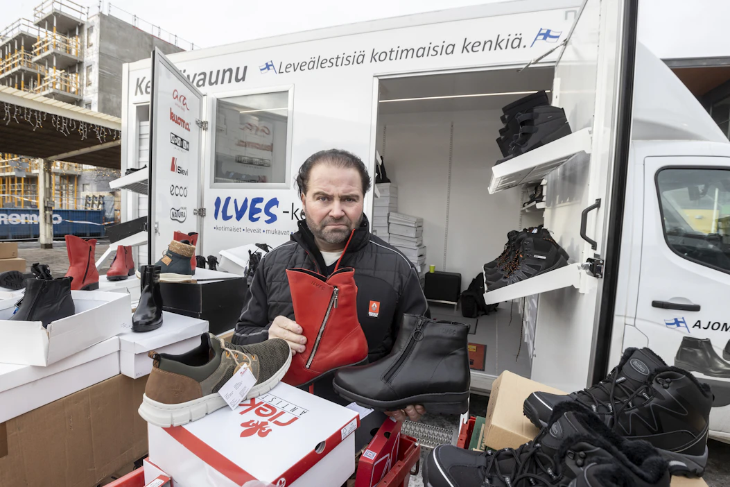 Mikko Savikon auto maksoi 90 000 euroa. Mukaan mahtuu parhaimmillaan jopa 800 paria kenkiä, jolloin lastin arvo on vielä autonkin hintaa korkeampi.