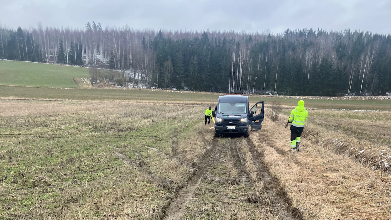 Birkkalan tilan pellolle jäi syvät urat Länsirata oy:n tutkimuskonsulttien jäljiltä.