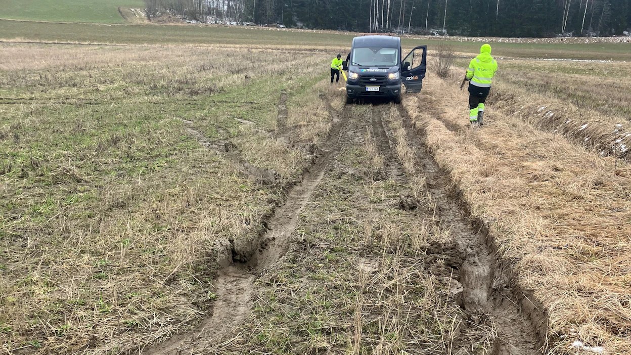 Salon Suomusjärvellä työskennelleet Taratest-nimisen konsulttiyhtiön työntekijät ajoivat pari viikkoa sitten autonsa Simo Larmon pellolle ja jäivät pehmeään maahan kiinni. Pellolle aiheutetut vahingot olivat merkittävät.
