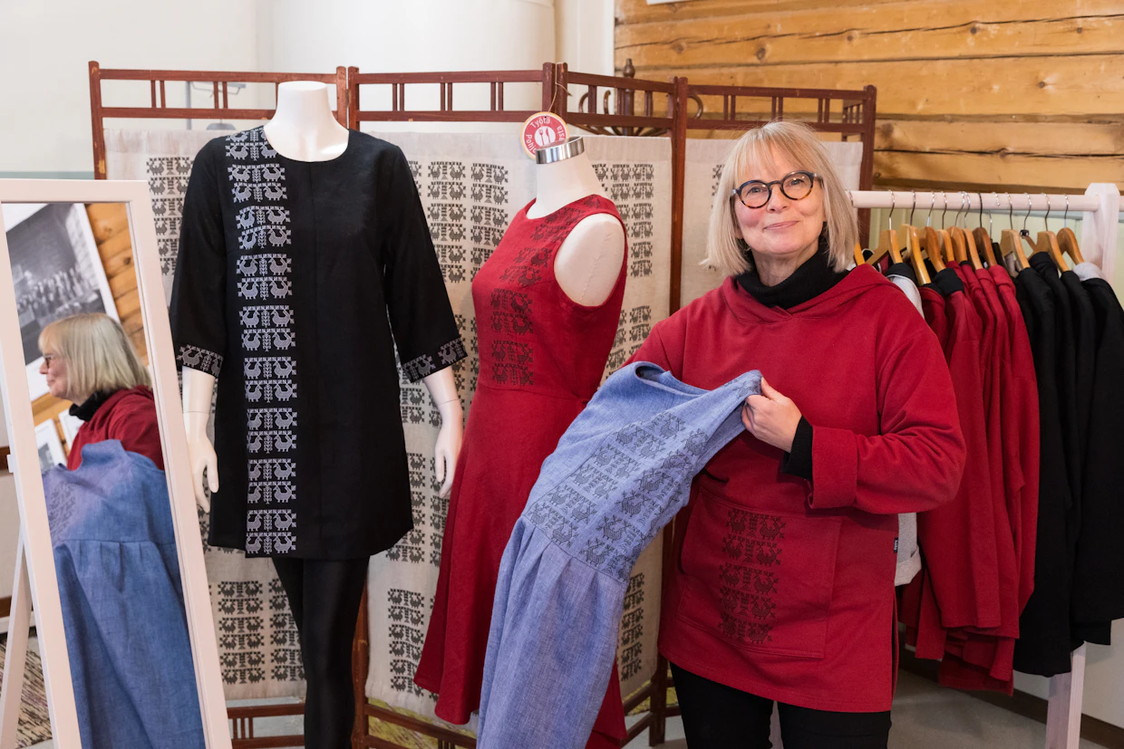 Kansanvaatteet inspiroivat Eija Irene Hiltusta. Hän halusi päivittää perinnevaatteita nykyajan tarpeisiin. Entisen koulun juhlatilassa on pellavakauppa. ”Pellavan yksi ongelma on, että se mielletään kesämateriaaliksi”, sanoo Hiltunen.