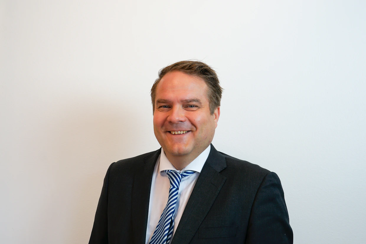 Metsäteollisuus iloitsee erityisesti panostuksista raiteisiin Savon- ja Karjalanradoilla, sekä investointeihin pääradan välityskyvyn parantamiseksi, Jyrki Peisa sanoo.