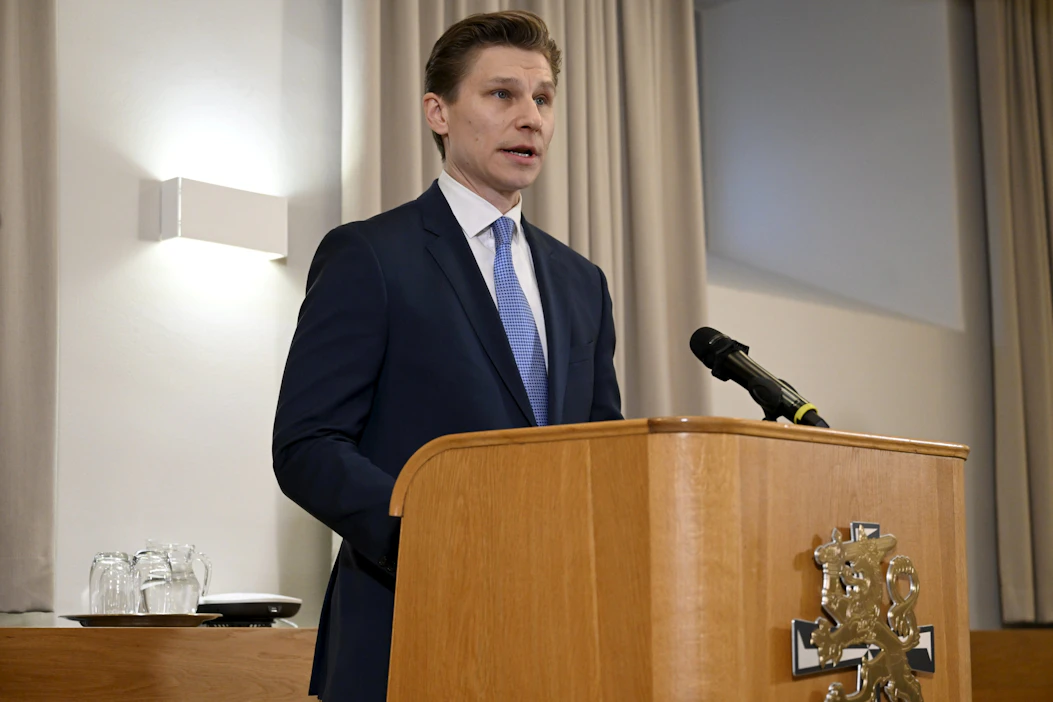 Puolustusministeri Antti Häkkäsen (kok.) mukaan hankkeen arvo nousee yli 200 miljoonaan euroon. LEHTIKUVA / Emmi Korhonen.