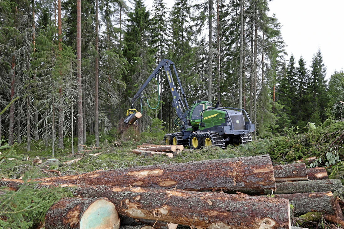 Kun metsäkone työskentelee nykyisin metsätyömaalla, kuljettajalle jaetaan digitaalista tietoa etukäteen ja työskentelyn aikanakin, jotta työ helpottuu ja tehostuu. Järjestelmät kehittyvät jatkuvasti ja tuovat lisää apua työhön.