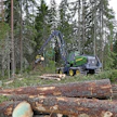 Kun metsäkone työskentelee nykyisin metsätyömaalla, kuljettajalle jaetaan digitaalista tietoa etukäteen ja työskentelyn aikanakin, jotta työ helpottuu ja tehostuu. Järjestelmät kehittyvät jatkuvasti ja tuovat lisää apua työhön.