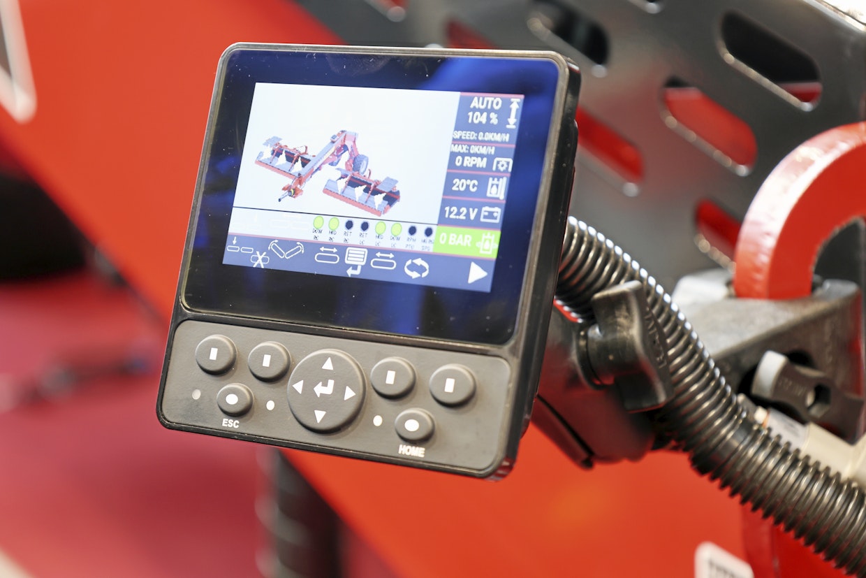 Uuteen näyttöön saadaan myös vaihdettua käyttökieli ja kerättyä erilaista mittaustietoa tehdyistä töistä, karhotetuista hehtaareista. Ohjaimesta voidaan valita esimerkiksi prosentuaalinen ero noukkimen nopeuden ja ajonopeuden välillä.