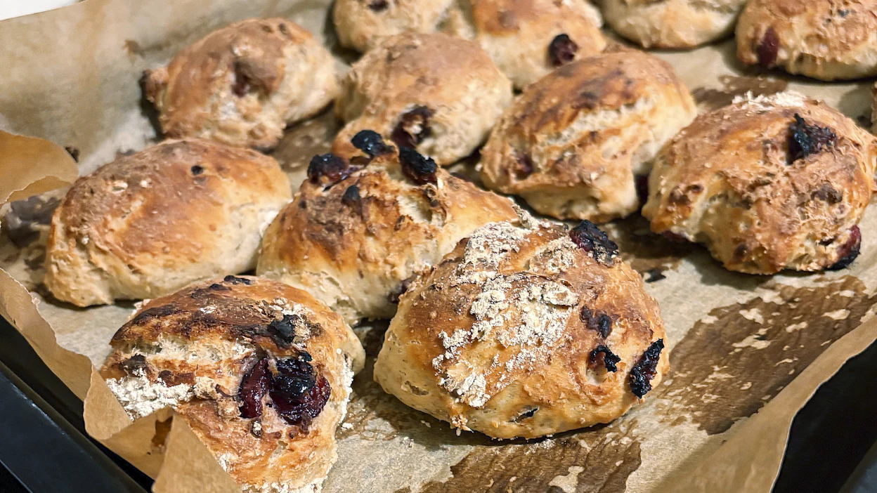 Mustat täplät ovat kuivattuja karpaloita, joita laitan toisinaan sämpylätaikinaan.