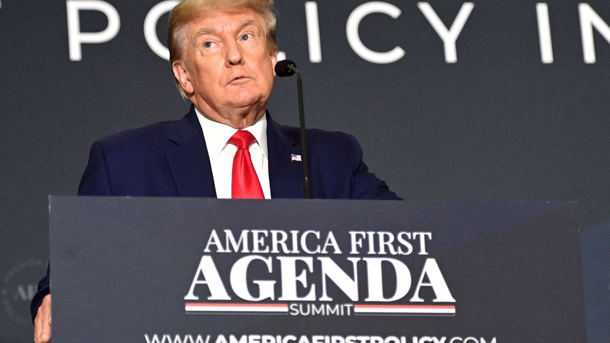 Yhdysvaltain entinen presidentti Donald Trump sanoo, että FBI on tehnyt kotietsinnän hänen Mar-a-Lago-kartanoonsa. Arkistokuva.