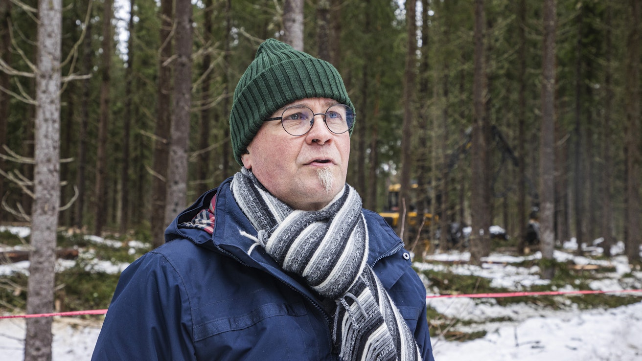 Venäjän hyökkäyssodan alettua koivutukin hinta on noussut huomattavasti. Kuvassa Päijät-Hämeen metsänhoitoyhdistyksen johtaja Jari Yli-Talonen.