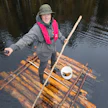 Petteri Veijosen ravinto koostuu tällä hetkellä pääasiassa kalasta, jota hän pyydystää verkoilla. Venettä hänellä ei ole, ainoastaan riu’uista kyhätty lautta. Kuva lauantailta 26.9.
