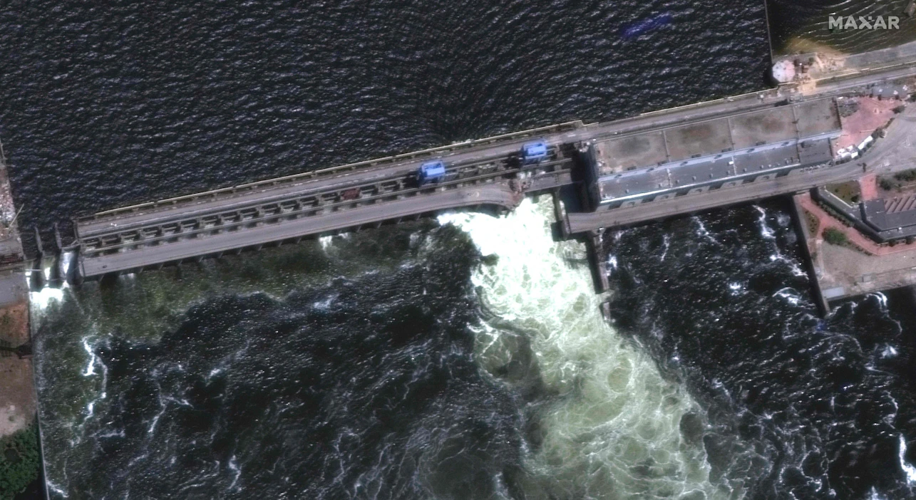 Maanantaille päivätty satelliittikuva Kahovkan padosta. LEHTIKUVA / AFP / Satellite image 2023 Maxar Technologies".