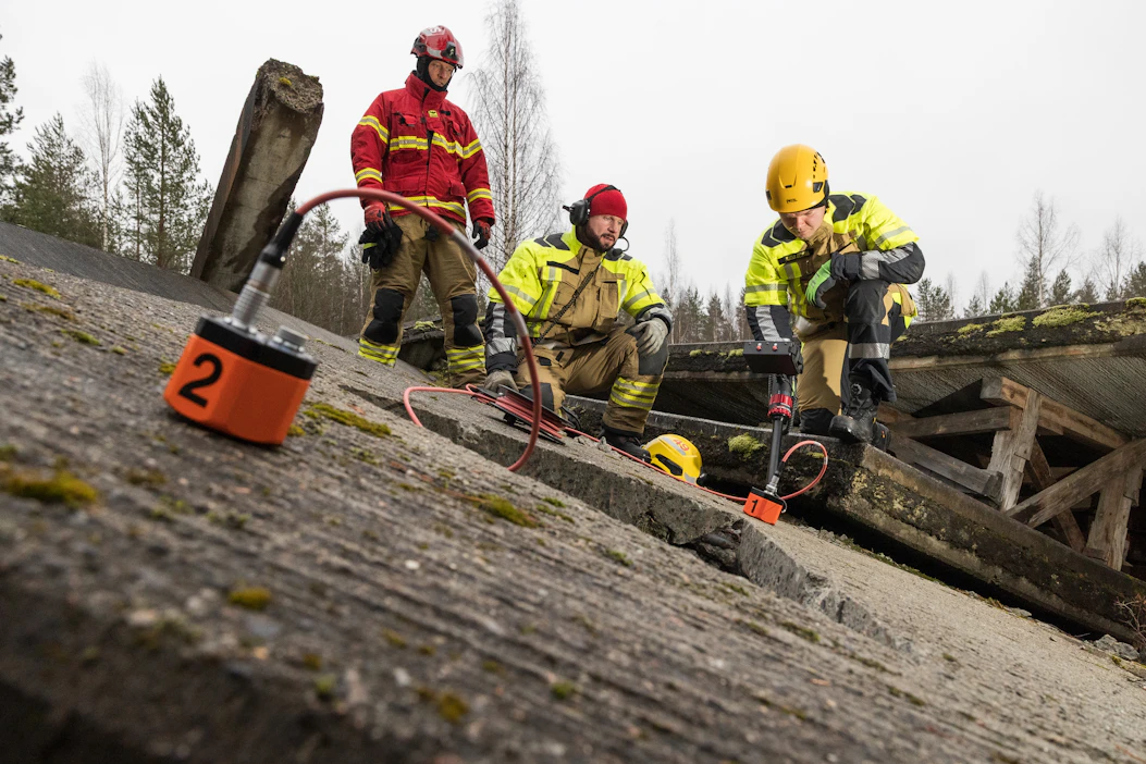 Rauniopelastustehtävissä on tyypillistä, että keikat kestävät pitkään, jopa päivien ajan. Niissä toimiminen vaatii Pohjois-Karjalan pelastuslaitoksen pelastusryhmänjohtajan Aki Sirénin (vas.) mukaan kovaa henkistä ja fyysistä kanttia. LEHTIKUVA / Jarno Artika.