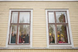 Huhdasjärven kylätalolla harjoittelevat Raakun jäsenistä Noora Siivonen, Ari Aalto, Maria Mikkola, Luukas Kaskimaa, Suvi Autio, Karoliina Ilonoja, Timo Laitala,  Sami Espo ja Saana Mitronen.