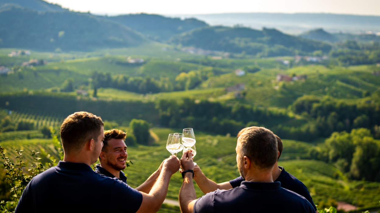 Valdobbiadenessa pienten kylien lomissa siintävät huimat viinitarhaterassien peittämät kukkulat on listattu vuonna 2019 Unescon maailmanperintökohteeksi. 