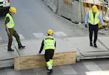 Onnettomuustutkintakeskuksen (Otkes) tutkimukset käynnissä kävelysillan romahtamispaikalla Tapiolassa. Otkes on tehnyt tutkinnassa yhteistyötä poliisin kanssa. LEHTIKUVA / Heikki Saukkomaa. 