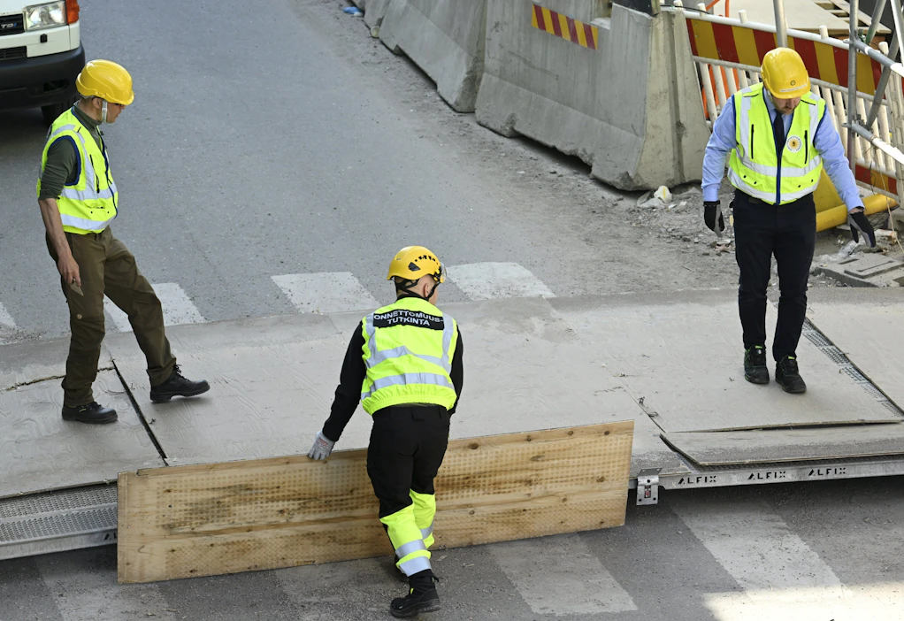 Onnettomuustutkintakeskuksen (Otkes) tutkimukset käynnissä kävelysillan romahtamispaikalla Tapiolassa. Otkes on tehnyt tutkinnassa yhteistyötä poliisin kanssa. LEHTIKUVA / Heikki Saukkomaa.