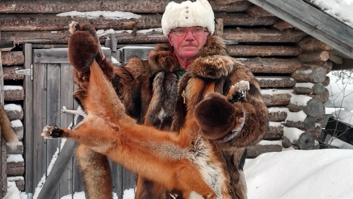 Antero Tapalinen on valmistanut parhaista turkisnahkoista asusteita, joille on ollut käyttöä tämän talven pakkasilla.