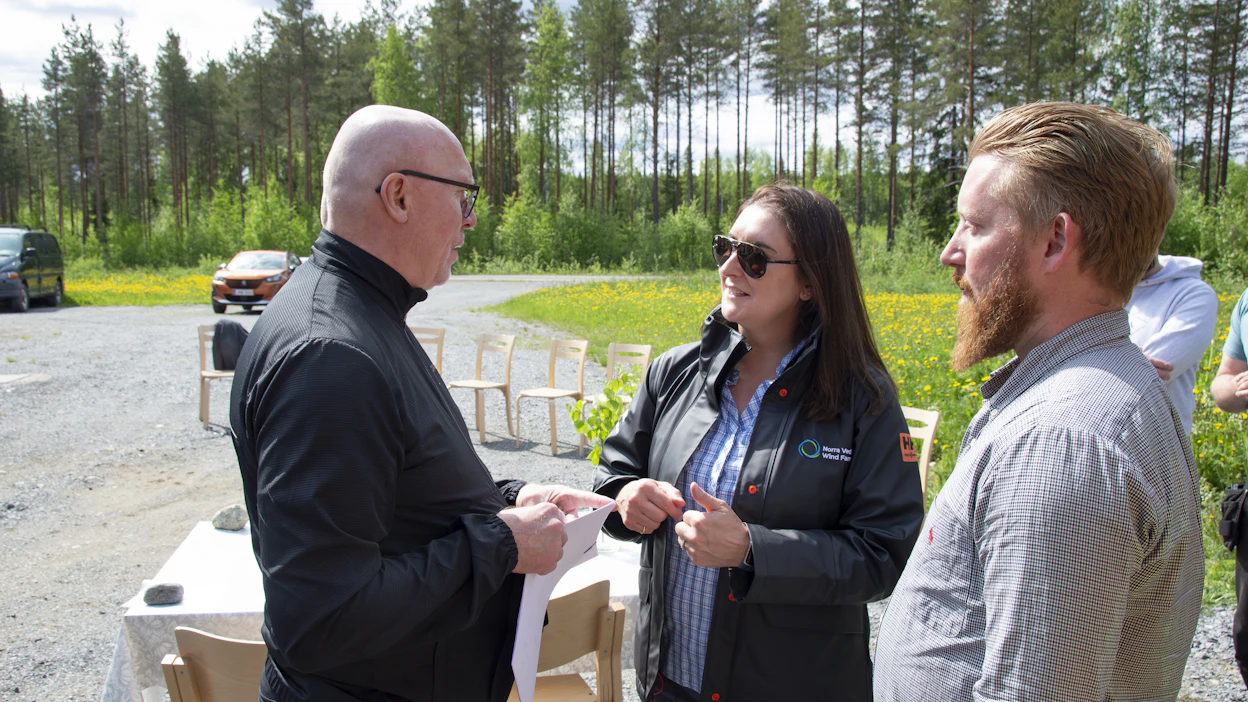 Haapajärvi-Seura ry:n Ilkka Heinonen sekä NTR:n Marie Joyce ja Adrian Holmgren olivat allekirjoittamassa rahastosopimusta Pajuperänkankaan tuulivoimapuiston läheisyydessä.