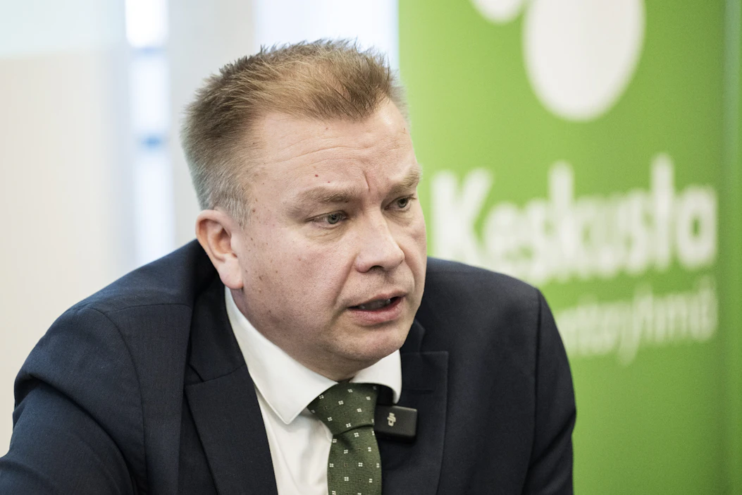 Keskustan puheenjohtaja Antti Kaikkonen sanoo, että asunto- ja kiinteistökaupan varainsiirtoveron poistaminen puoleksi vuodeksi saisi seisovia vesiä liikkeelle asunto- ja kiinteistömarkkinoilla ja antaisi lisävauhtia Suomen taloudelle. Arkistokuva. LEHTIKUVA / Roni Rekomaa.