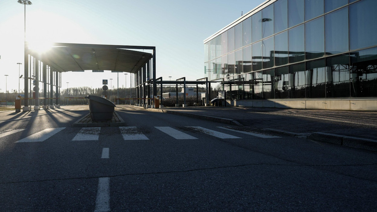 Kaakkois-Suomen kolme rajanylityspaikkaa sekä Niiralan rajanylityspaikka ovat olleet suljettuina perjantain ja lauantain välisestä yöstä lähtien. Kuvassa Nuijamaan ylityspaikka. LEHTIKUVA/AFP. 