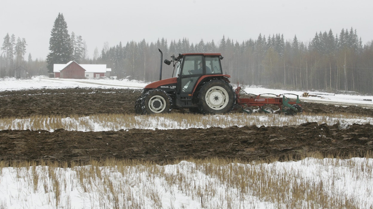 Suomalaiseen maa- ja metsäomaisuuteen ei saa kajota vaan ihmisillä on oltava jatkossakin oikeus hyödyntää omia maita ja metsiä.