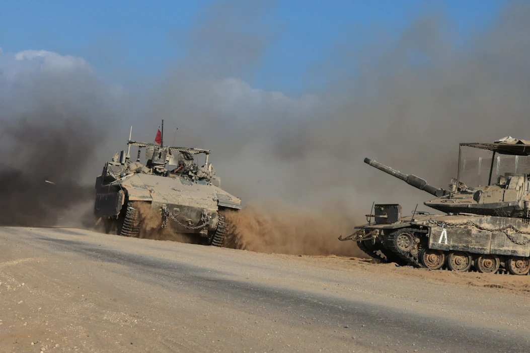 Israelin asevoimat sanoo laajentaneensa maaoperaatiota äärijärjestö Hamasin päätukikohtaan, joka on Gazan kaupunki. Israelin sotilasajoneuvoja kuvattiin tiistaina Gazan kaistan rajalla.