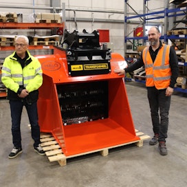 Allun Fredrik Dromberg ja Jeroen Hinnen toivovat lahjoitetun seulakauhan pelastavan ihmishenkiä. Kauhaa käytetään 25 tonnin kaivinkoneessa. 