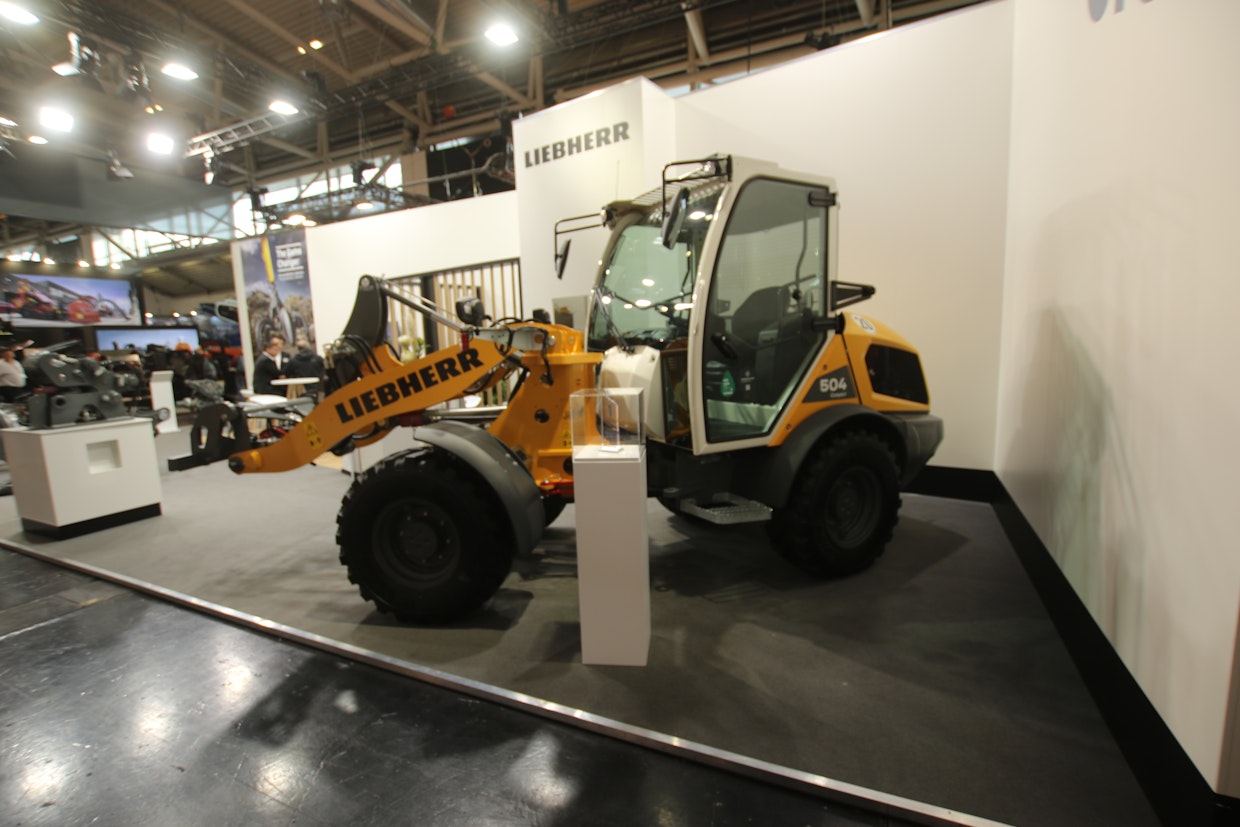 Liebherr uudistaa pyöräkuormaimiaan kahdeksanteen sukupolven. L504 Compact on 4600 kilon painollaan 34 kilowattisella moottorillaan mallisarjan pienin. Uudistuksiin kuuluu laajemman lasipinta-alan myötä parempi näkyvyys niin eteen kuin taaksepäin. Puomisto on Z-mallia, mikä lupailee hyviä kauhan murtovoimia. Kaikissa uusissa malleissa akselistoa on vahvistettu. Samalla myös hallintalaitteita on selkeytetty.