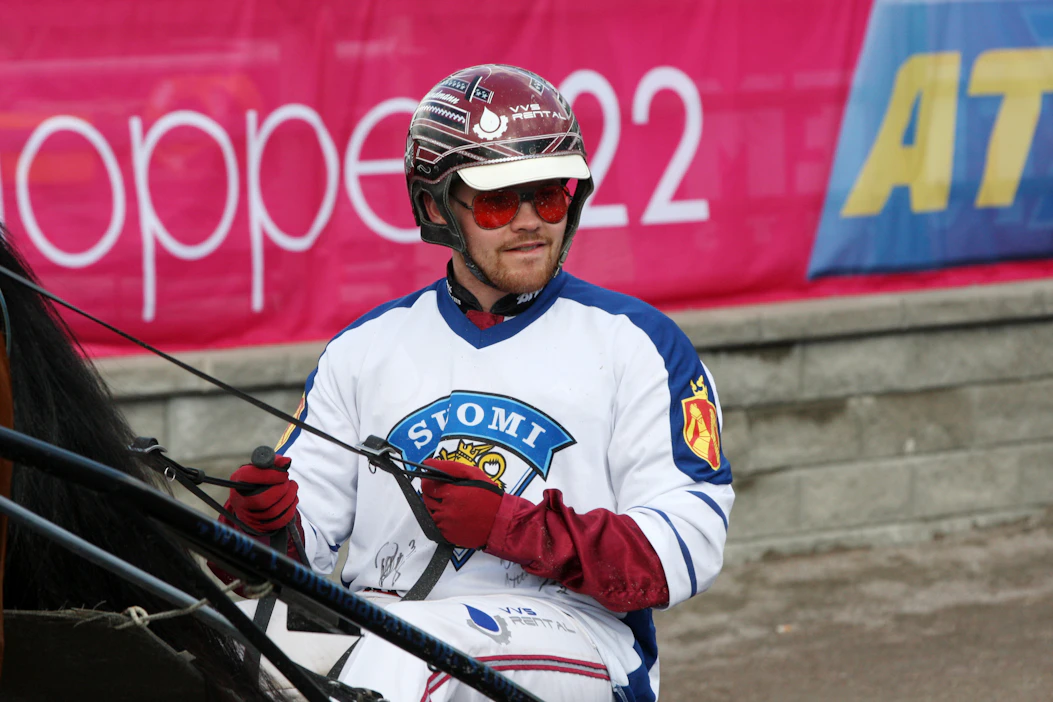 Pohjoismainen raviurheilu vaikuttaisi olevan kriisissä viime viikon ruotsalaisten ja tanskalaisten varsahuutokauppojen tulosten perusteella. Kuvassa on ruotsalainen apuvalmentaja David Grundmann kevään Elitloppet-raveissa.