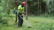 Akkutoimiset pienkoneet ovat valtaamassa kiinteistönhoidon tehtäviä, etenkin viheralueilla. Myös Makitan uusin akkuraivaussaha on niissä töissä elementissään. Voimaa on riittävästi vahvankin heinikon niittoon.
