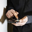 Perhe voi sopia yhteiset säännöt ruutuaikaan ja puhelimella olemiseen. Kuvan henkilö ei liity juttuun.