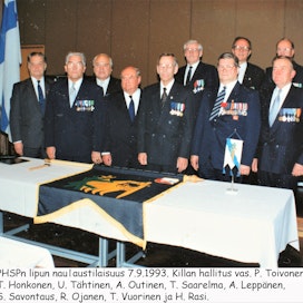 Kuvassa on Pirkka-Hämeen Sotilaspoikien Killan lipun naulaus 7.9.1993. 