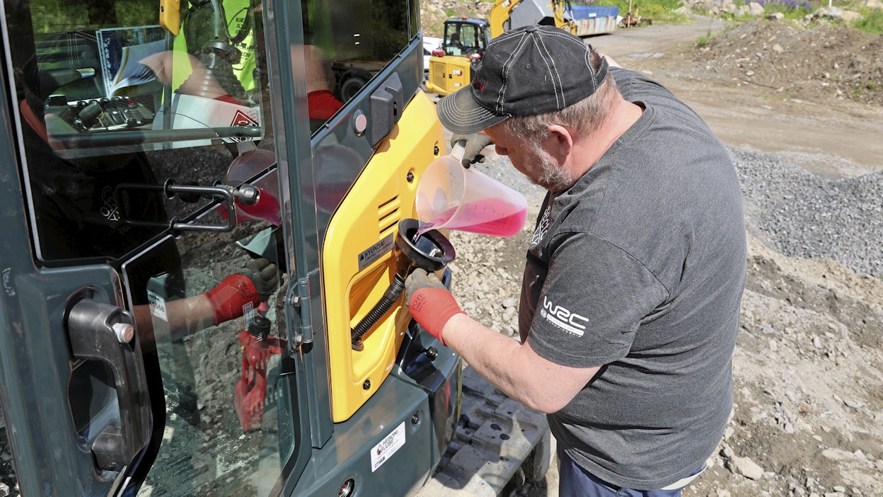 Polttoaineenkulutusmittauksia tekemässä Koneviestin kaivukonevertailussa.