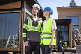 Dani Ryynänen ja Jenna Aalto rakensivat Loviisan Asuntomessuille 2023 kohteen Kuningattarenhelmi. He pyrkivät säästämään kustannuksissa tekemällä esimerkiksi saunarakennuksen rungon merikontista. 