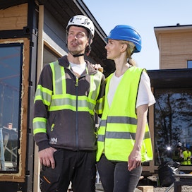 Dani Ryynänen ja Jenna Aalto rakensivat Loviisan Asuntomessuille 2023 kohteen Kuningattarenhelmi. He pyrkivät säästämään kustannuksissa tekemällä esimerkiksi saunarakennuksen rungon merikontista. 