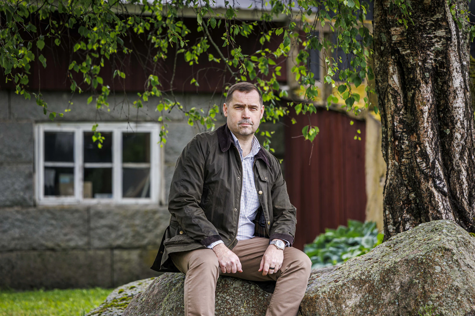 Hemmilän tilan kivinavetta toimii nykyään varastona. ”Olen jättänyt kotitilallani tietoisesti maatalouden kehittämisen minimiin”, isäntä Tero Hemmilä sanoo.