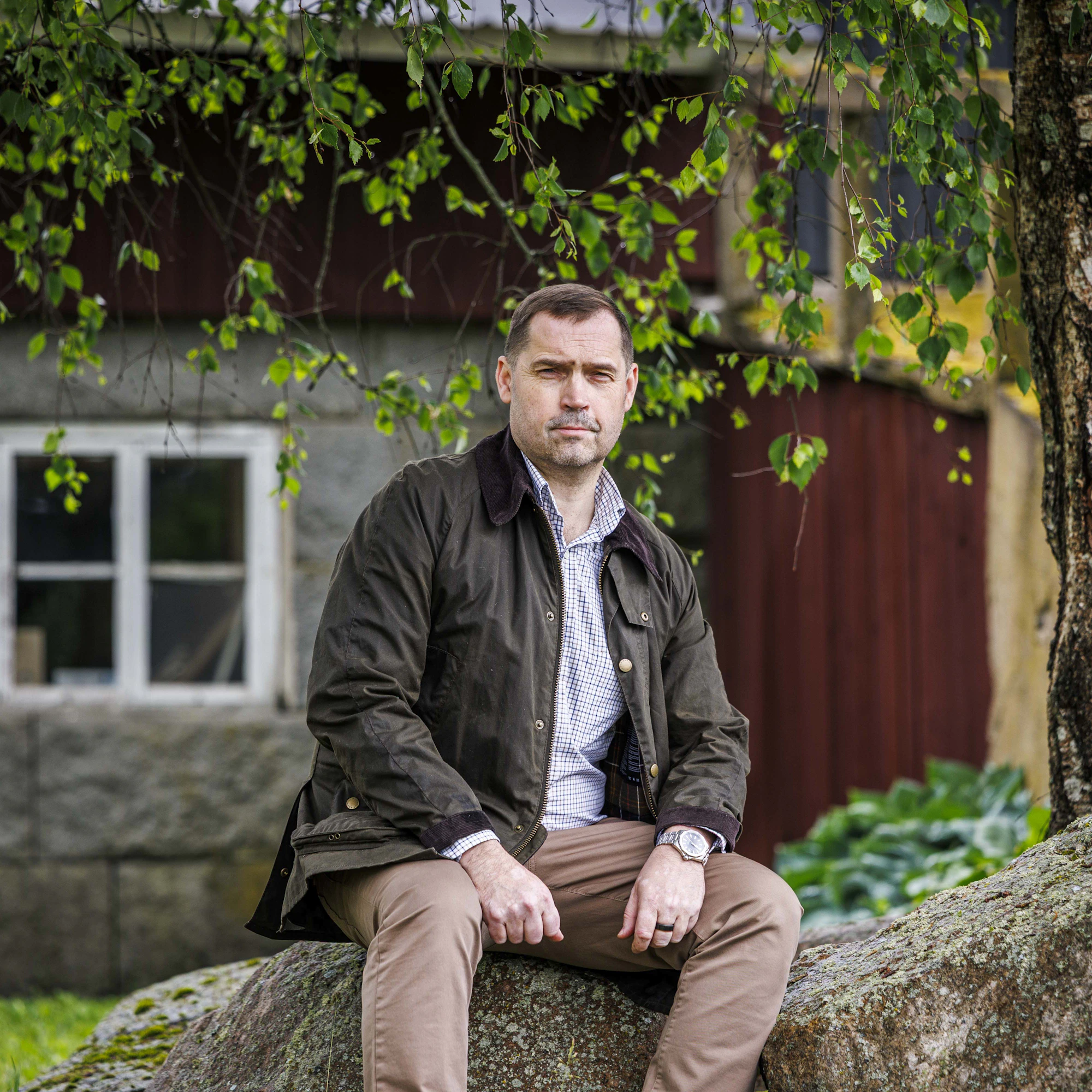 Hemmilän tilan kivinavetta toimii nykyään varastona. ”Olen jättänyt kotitilallani tietoisesti maatalouden kehittämisen minimiin”, isäntä Tero Hemmilä sanoo.