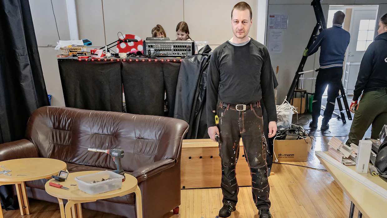Nuorisoseuran varapuheenjohtaja Marko Hannus ja kunnoitettava kasa uusia putkia.