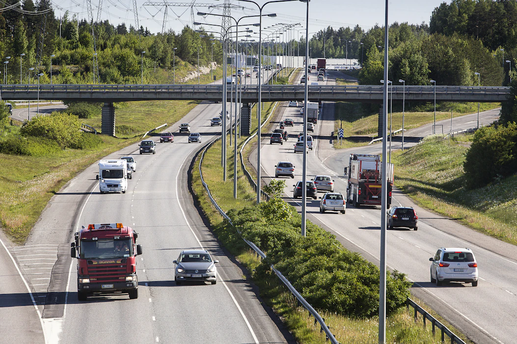 Jokainen ajaa, millä haluaa. Petteri Summanen on sitä mieltä, että hyvällä omallatunnolla voi ajaa myös kalliilla automerkillä.