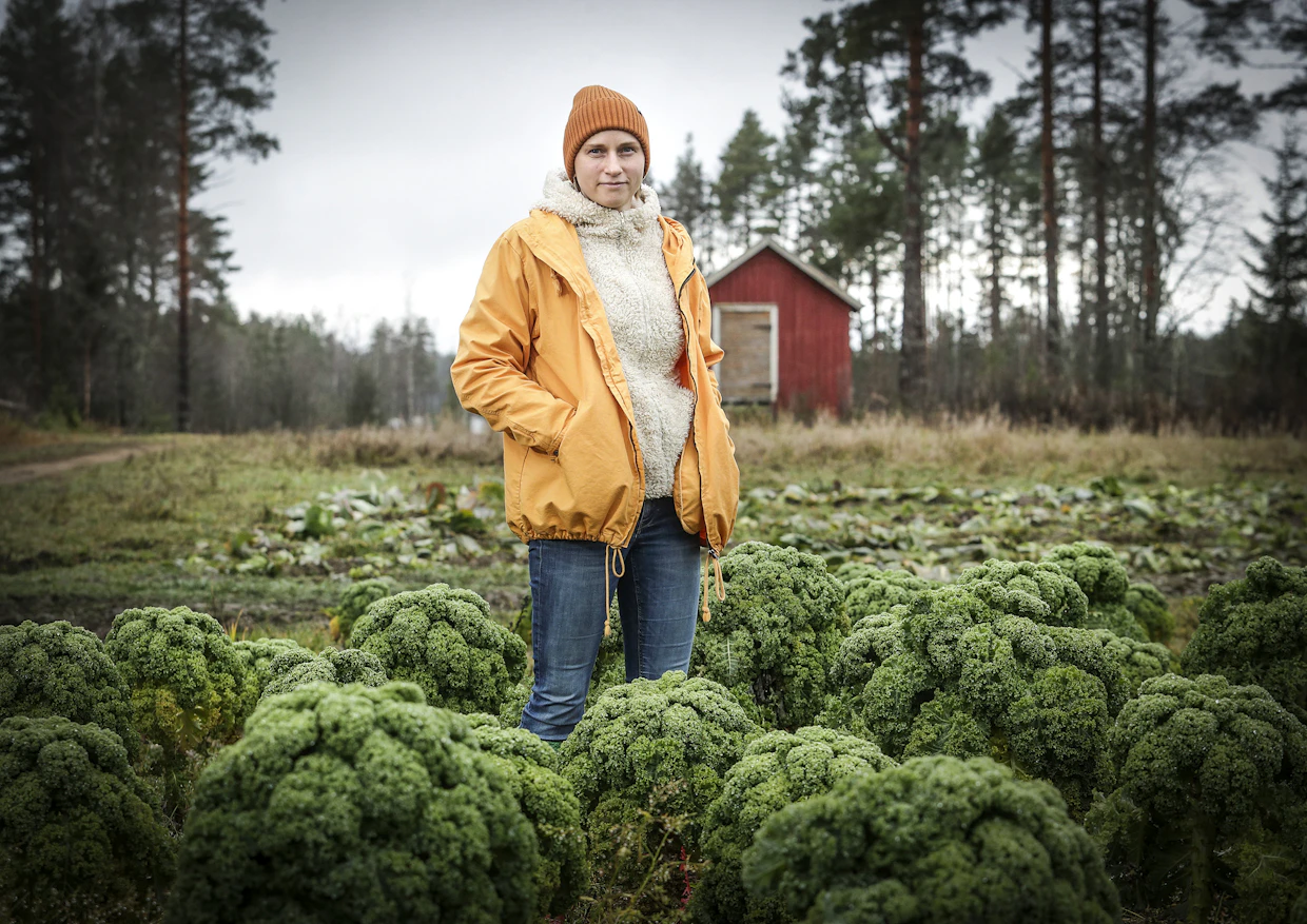 Keuruun kaupunginhallituksen puheenjohtaja, keskustalainen Saara Kässi-Jokinen kuvattuna kotitilansa pellolla vuonna 2022.
