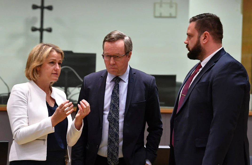 Ranskan ekologisesta siirtymästä vastaava ministeri Barbara Pompili, Suomen elinkeinoministeri Mika Lintilä (kesk.) ja Latvian talousministeri Janis Vitenbergs Brysselissä. LEHTIKUVA/AFP.