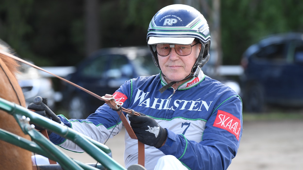 Timo Nurmoksella on tärkeä viikko. Mies on avainroolissa Suomen ja Ruotsin Derbyissä. Tallista löytyy myös edustusta Solvallan keskiviikkoon.