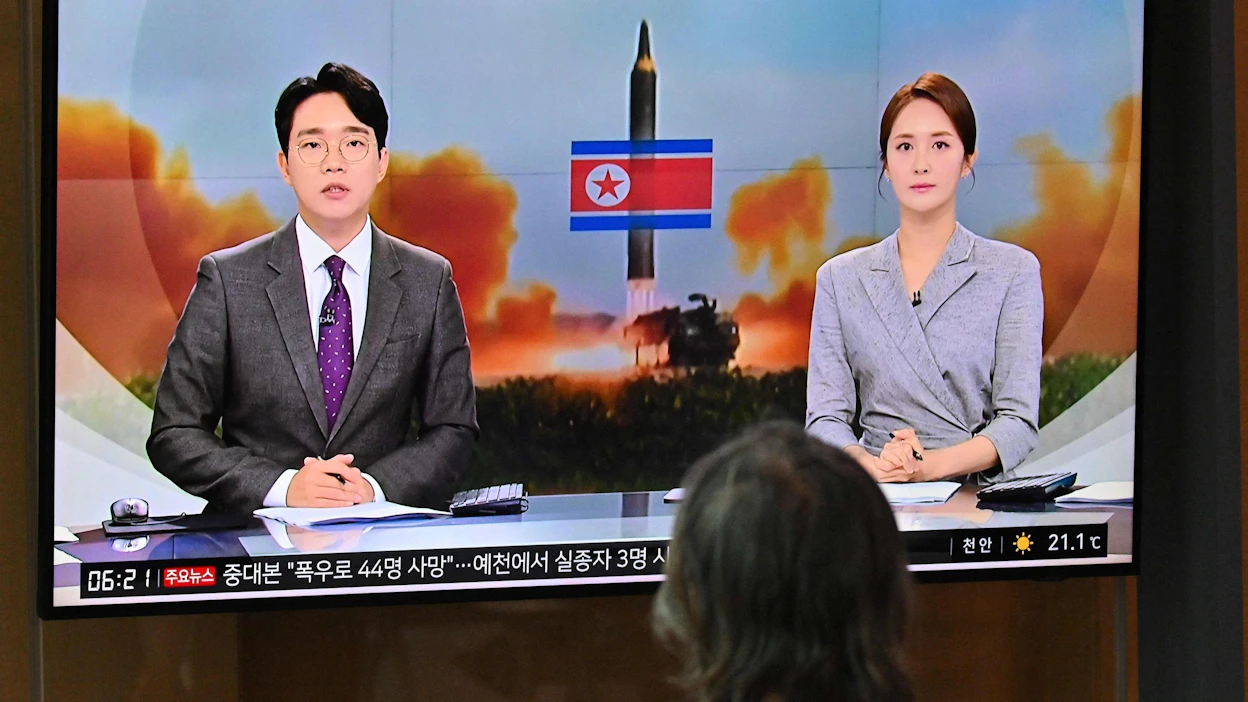 Pohjois-Korean ohjuslaukaisu tapahtui varhain keskiviikkona paikallista aikaa. Uutislähetyksessä Etelä-Koreassa aiheesta kerrottiin arkistokuvin.