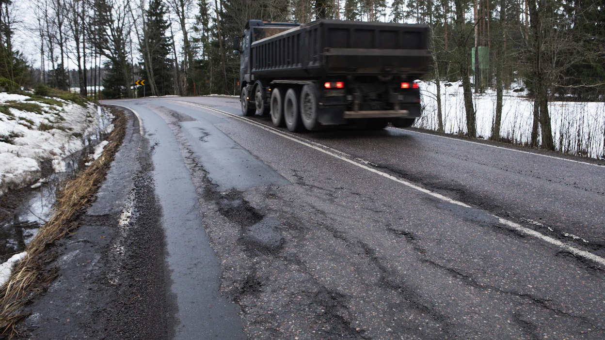 Hyvin hoidettu soratie voi olla huonokuntoista asfalttia parempi vaihtoehto. Tämä kuitenkin edellyttää, että tiestöstä pidetään huolta.