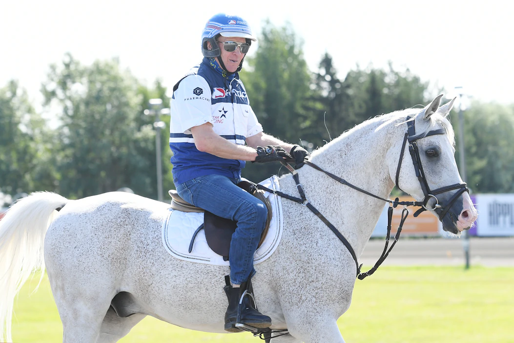 Mustanaamio, eikun Pekka Korpi! Korpi osaa yllättää, kuten Kuninkuusraveissa nähtiin, mutta se ei ole muuttunut vuosien varrella, että hän ei ole kovimpia kehumaan hevosiaan.