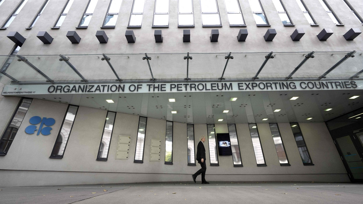 Opec liittolaisineen odottaa toistaiseksi, miten uudet Venäjä-pakotteet sekä kysynnän kehitys Kiinassa vaikuttavat kansainvälisiin öljymarkkinoihin. LEHTIKUVA/AFP.